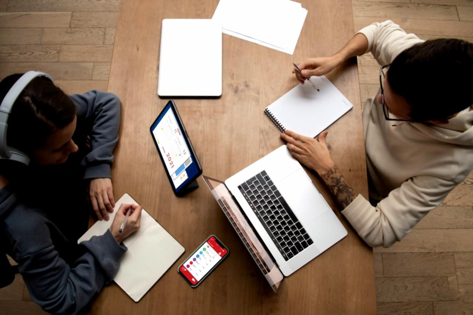 Espace de travail avec documents budgétaires et analyse financière